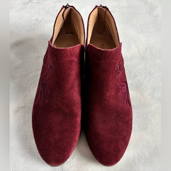 Kenneth Cole Reaction Red Suede Embroidered V-Cut Ankle Booties Size 8,5 - Picture 2 of 11